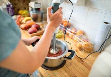 4 Amazing Features of Immersion Blenders for Quick and Easy Soups